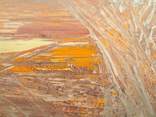 Bodenmuster mit orangefarbenen, braunen und gelben Streifen und organischen Linien.