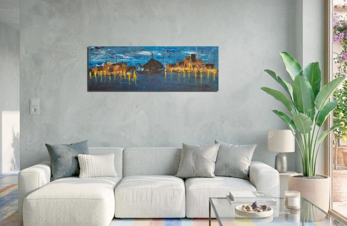 Moderne Wohnzimmer mit hellem Sofa, Pflanzen und gemaltem Landschaftsbild an der Wand.