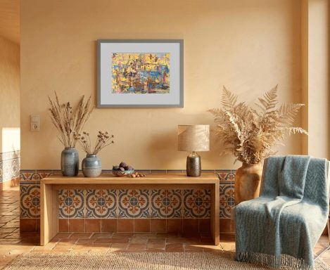 Ein heller Raum mit Holzbank, Töpfen, einer Lampe und einem Stuhl, dekoriert mit Kunst.