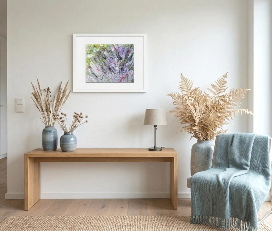 Lavendeldüne-1 Holztisch mit Blumenvasen, Lampe, einer Decke und einem bunten Gemälde an der Wand.