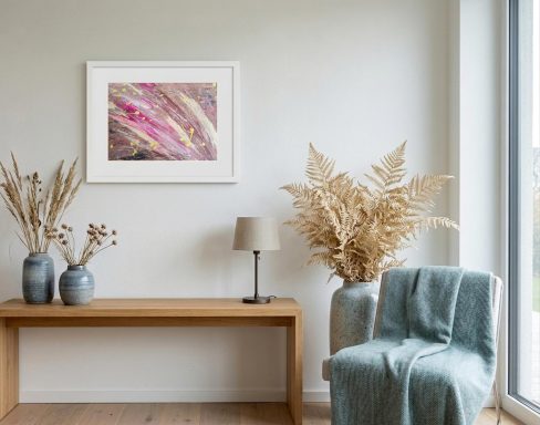 Moderne Innenansicht mit dekorativem Holzmöbel, Pflanzendekoration und Kunstwerk an der Wand.