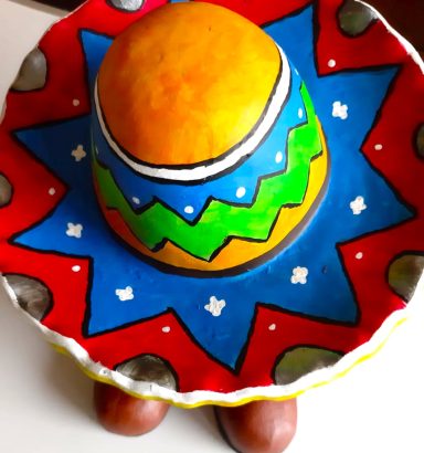 Bunter Sombrero auf einer sternförmigen Unterlage mit dekorativen Mustern.