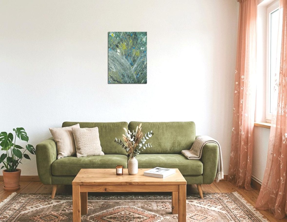 Unterholz-Geflüster-1 Helles Wohnzimmer mit grünem Sofa, Holztisch, Pflanzen und Kunstwerk an der Wand.
