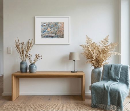 Holztisch mit Vasen und Trockenblumen, daneben ein Stuhl und ein Kunstwerk an der Wand.