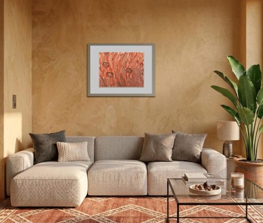 Wurzelkraft -1 Moderne Wohnzimmereinrichtung mit beigem Sofa, Pflanzen und einem Bild an der Wand.