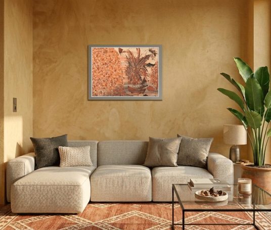 Moderner Wohnraum mit beigem Sofa, Wandbild und Zimmerpflanze.