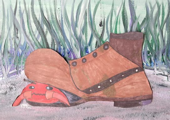 Collage-Schuh Brauner Stiefel steht auf einem roten Krebs, umgeben von grünem Gras.