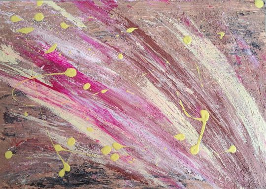 Abstrakte Malerei mit rosa, braunen und gelben Farbsplaschen auf strukturiertem Hintergrund.