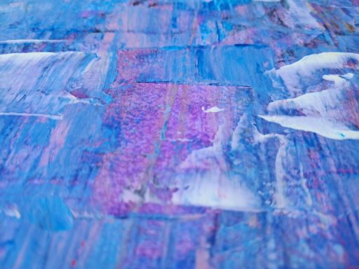 Abstrakte Farbmuster in Blau mit weißen und lila Akzenten.