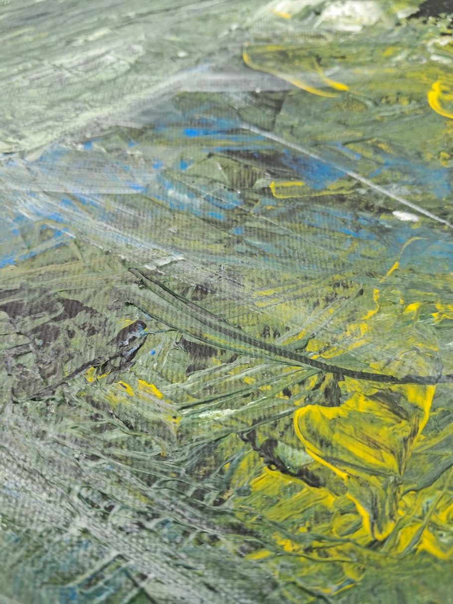 Unterholz-Geflüster-3 Farbenfrohe abstrakte Malerei mit Grüntönen, Gelb und blauen Akzenten.