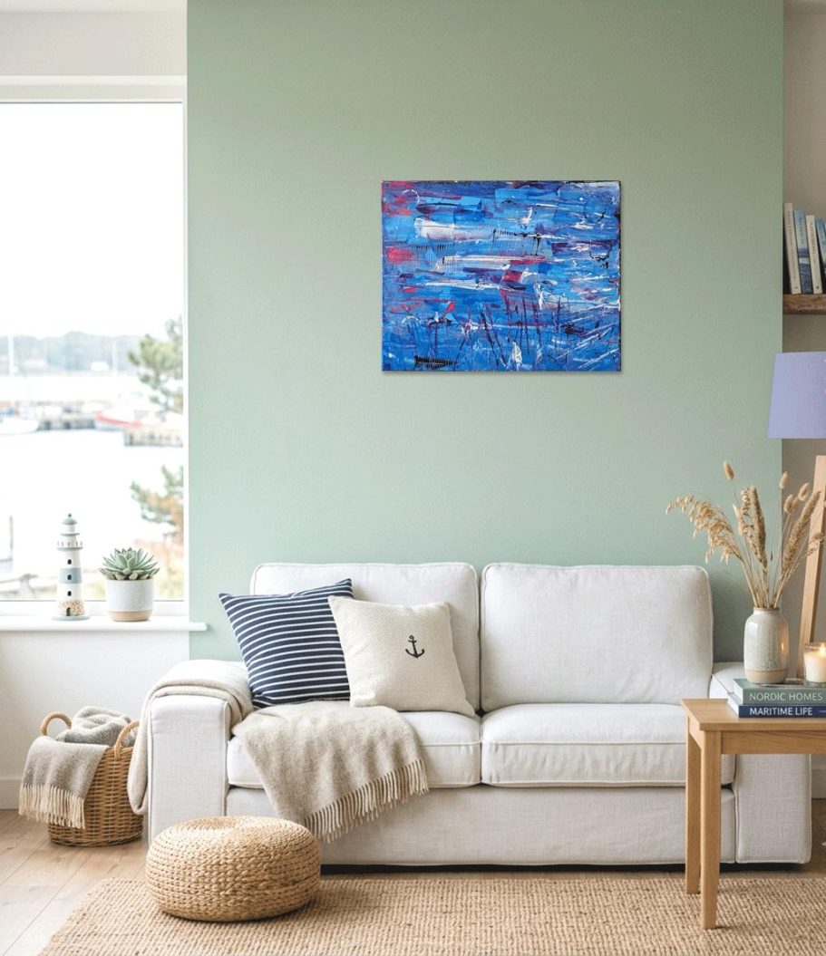 Blaue Stunde-1 Wohnzimmer mit weißem Sofa, buntem Gemälde an der Wand und Pflanzen im Fenster.