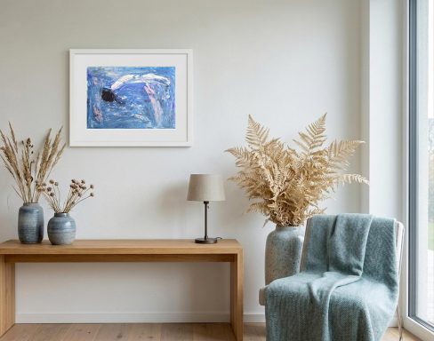Moderne Wohnlandschaft mit einem Bild, Pflanzen und einem gemütlichen Sessel.