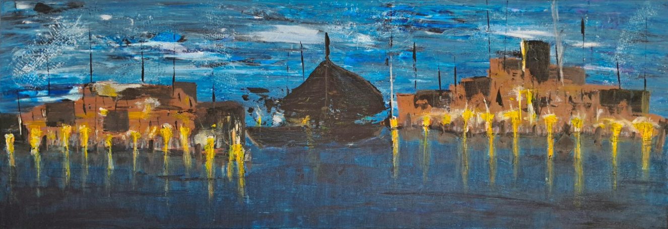 Abstrakte Landschaft mit einem Boot und beleuchteten Gebäuden am Wasser unter einem blauen Himmel.