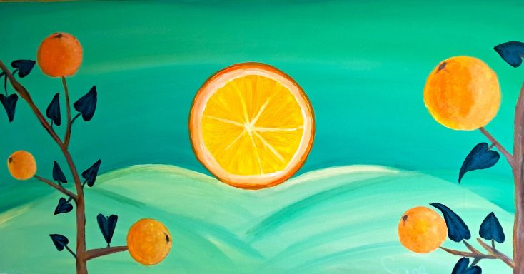 Halbe Orange Orange mit gelben Früchten und blauen Blättern vor einem türkisfarbenen Hintergrund.