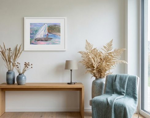 Heller Raum mit Holz-Tisch, Stuhl, Pflanzendekoration und einem Segelbootbild an der Wand.