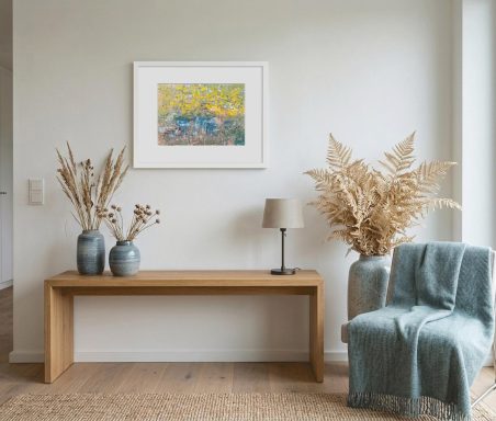 Moderne Wohnungsecke mit Konsole, Pflanzen, Lampe und Kunstwerk an der Wand.