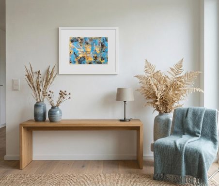 Moderne Einrichtung mit Holzkonsole, Kunstwerk, Vasen, Lampe und einem Sessel mit Decke.