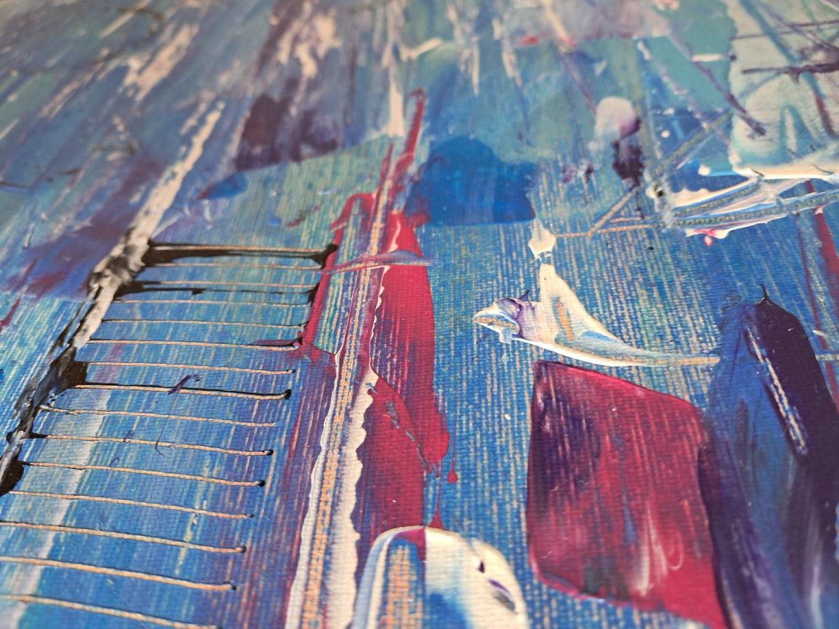 Blaue Stunde-3 Abstrakte Malerei mit blauen, roten und weißen Farbtönen und texturierten Pinselstrichen.