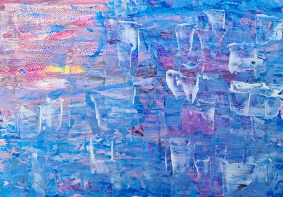 Abstrakte blaue Malerei mit verschiedenen Farbtönen und Texturen.