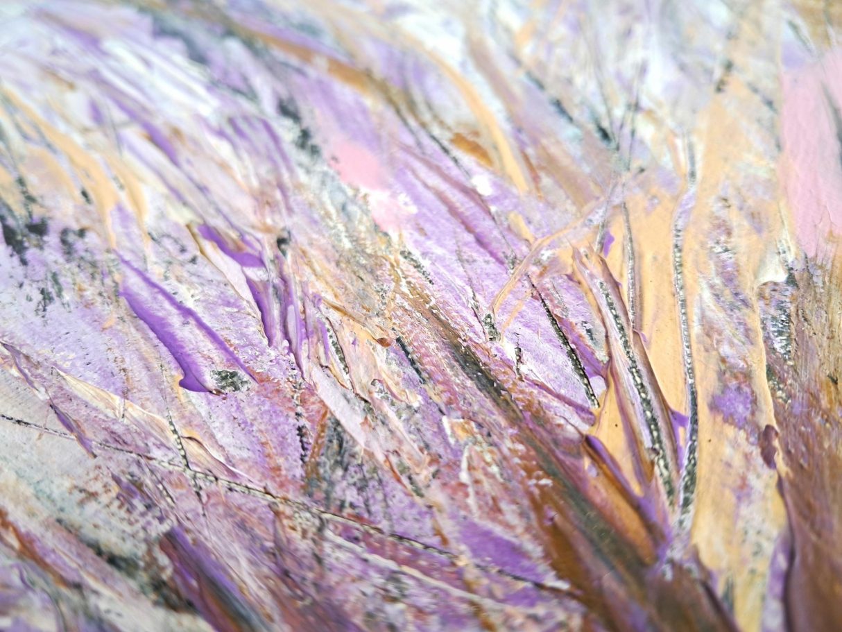 Kristalliner Ursprung-3 Bunte abstrakte Textur mit lila, goldenem und grauem Farbverlauf und feinen Linien.