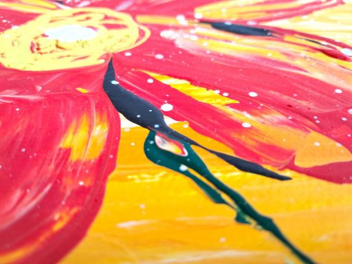 Bunte, abstrakte Blume in Rot, Gelb und Schwarz mit strukturierten Pinselstrichen.