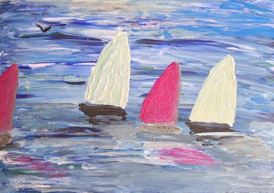 Segelboote mit weißen und rosafarbenen Segeln auf einem blauen Wasserhintergrund.