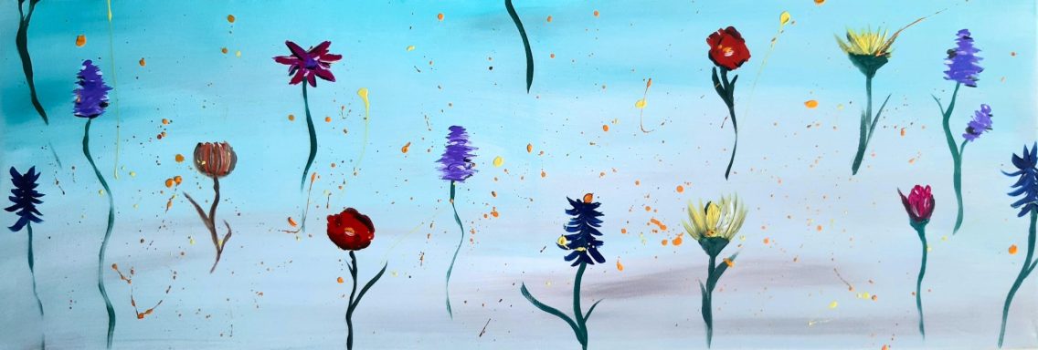 Blumenlandschaft Bunte Blumen auf einem sanften blauen Hintergrund, verteilt über die gesamte Fläche.