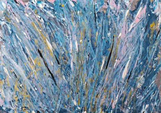Farbenfrohe abstrakte Mischung aus Blau, Rosa und Gold mit dynamischen Pinselstrichen.