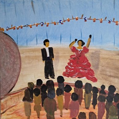 Flamenco Eine Frau in einem roten Kleid singt auf einer Bühne, von Zuschauern umgeben.